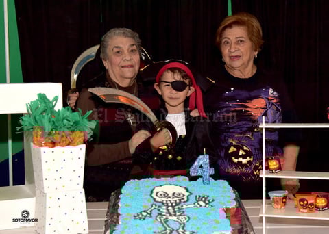 12112017 El festejado acompañado de sus abuelitas, María de Jesús Romero y Escolástica Nevárez.