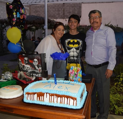13112017 CUMPLE XV AñOS.  Alex Jáquez Gallegos con sus abuelitos, Herminia y Jesús Gallegos.