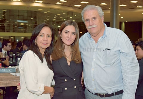 14112017 POSAN PARA LA FOTO.  Julia, Jocelyn y Adolfo.