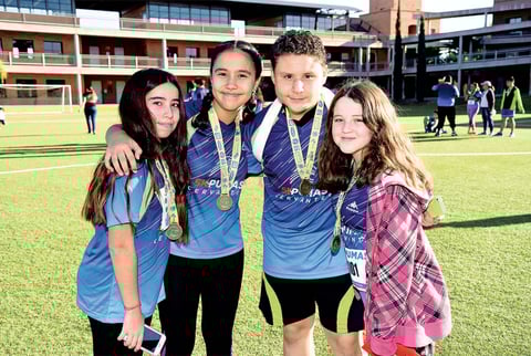 14112017 CARRERA ATLéTICA.  Victoria, Eduardo, Fernanda y Ale.
