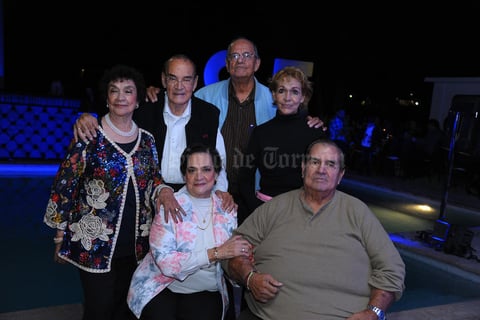 14112017 FESTEJO EN FAMILIA.  Cristina Rivas acompañada de sus hermanos en su celebración de cumpleaños.