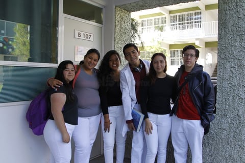 Luz, Gloria, Vanessa, Kevin, Brenda y Sebastián.