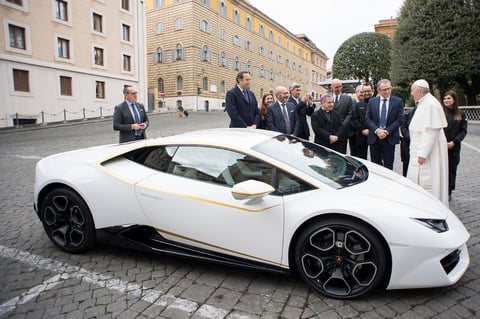El fabricante de autos deportivos de lujo Lamborghini regaló este miércoles al papa Francisco un ejemplar de una edición especial de su modelo Huracán.