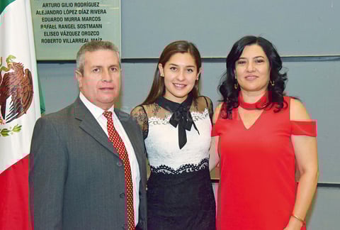 15112017 FIRMA DE TíTULOS.  Luis Carlos, Paty Elena y Paty.