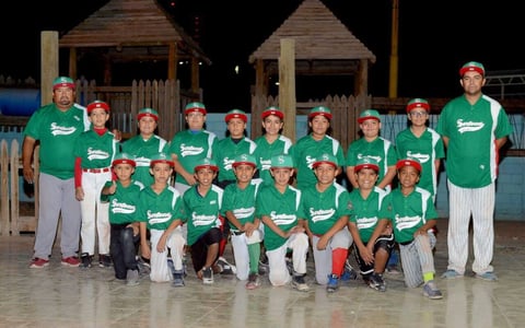 16112017 Gary Pepe Luis con su equipo de beisbol, Selección Sertoma.