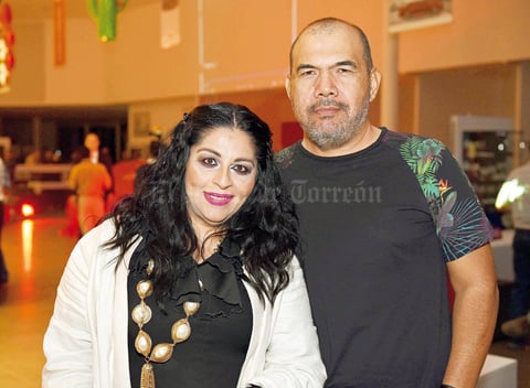 16112017 POSAN PARA LA FOTO.  Alejandra y Óscar.