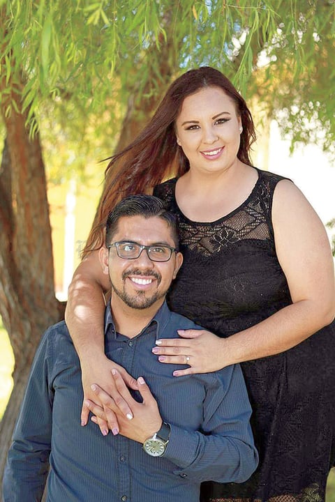 17112017 EN PAREJA.  Rubén Rivas y Karina Sánchez se encuentran muy contentos porque hoy se unen en matrimonio.