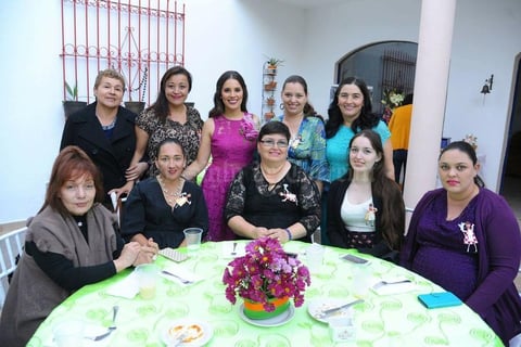 18112017 Amigas y familiares acompañan a la festejada.