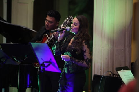 Para terminar, todas las voces se unieron en 'Guantamera' y provocaron que varias parejas del público comenzaran a bailar en el pasillo, mientras el resto de la audiencia, bailaba en su lugar de pie y aplaudiendo.