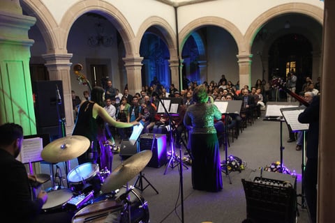Los siguientes números se trataron de los mismos intérpretes, pero unidos en duetos o con canciones más movidas. Incluso invitaron al público a participar en la presentación, como Shinobi Hugo Ortiz, quien le enseñó al público a cantar el coro de 'El cuarto de Tula' y movía las maracas a la vez que cantaba.