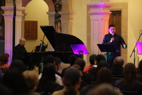 La primera canción de la noche, se trató de 'La cleptómana', interpretada por Alfredo Carrillo, quien al terminar comenzó la dinámica de presentar al siguiente cantante.