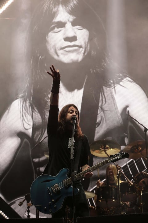 “Les queremos agradecer que acudan a nuestros shows, ya que gracias a ustedes es posible. Canten con nosotros”, pidió Grohl.