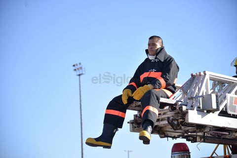 Un elemento del Cuerpo de Bomberos sobre la escalinata.
