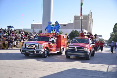 El Heroico Cuerpo de Bomberos de Torreón también participó en el desfile revolucionario.