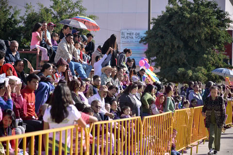 Civiles se dieron cita para presenciar el evento conmemorado el 20 de noviembre.