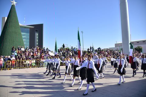 Una escolta marchando por la Plaza Mayor ante el público asistente y autoridades.