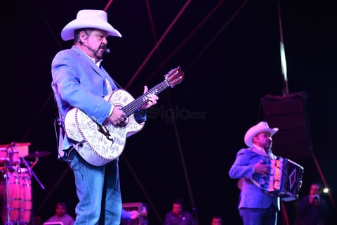 Grupo Pazzivo, Los Dos Carnales y  La Unica Banda fueron las agrupaciones teloneras de la noche. Cada una de ellas ofreció su repertorio durante la velada en la que se registró un descenso en la temperatura.