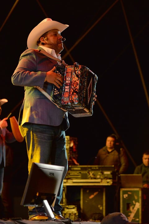 A las 12:30 de la noche, Zapata y sus compañeros irrumpieron en el escenario. Abrieron su participación con el tema Te quiero, te amo.