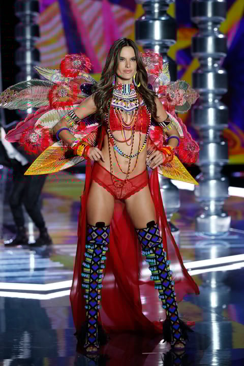Alessandra Ambrosio modelando un atuenda de fantasía de Victoria's Secret.