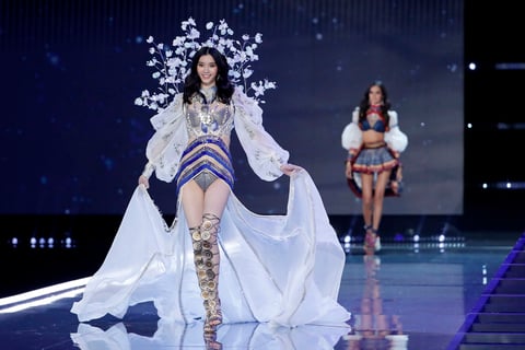 El brillo del medio centenar de famosas modelos que se transformaron hoy en los ángeles de Victoria's Secret en su famoso desfile anual, celebrado por primera vez en Shánghái, apagó la polémica de las últimas semanas por la no concesión de visados a algunas de las participantes previstas.
