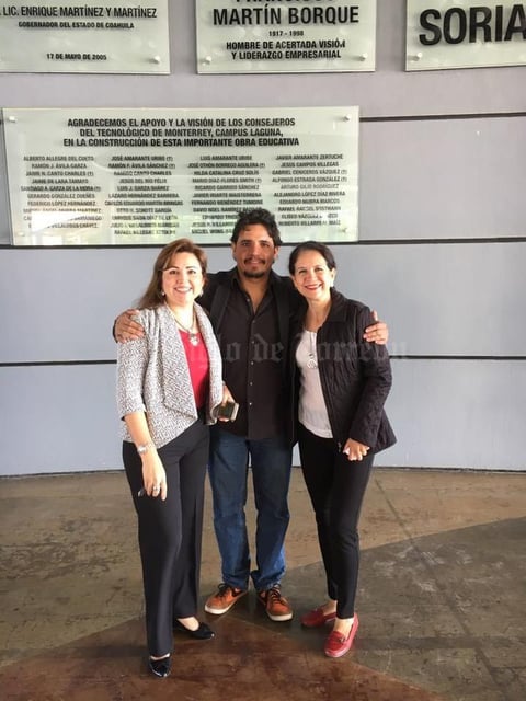 20112017 Las diseñadoras Cynthia Rodríguez y Carolina Castelán junto al artista José Luis Ponce.