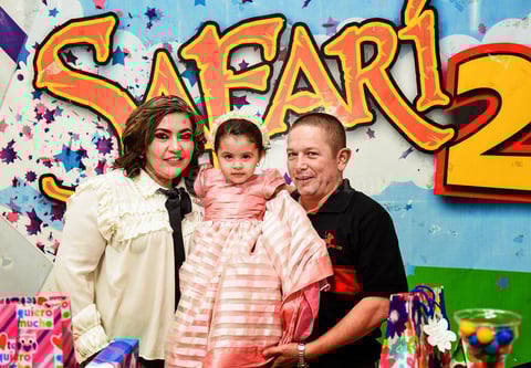 20112017 FELIZ CUMPLEAñOS.  Ariadna Elizabeth con sus abuelitos, Cecilia de la Fuente Castillo y Amado Hernández Arjón.