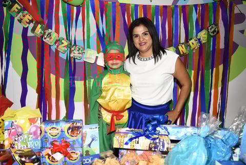 20112017 CUMPLE 5 AñOS.  Sebastián Yescas Arreola con su mamá, Salma Arreola Briones en su fiesta de cumpleaños.