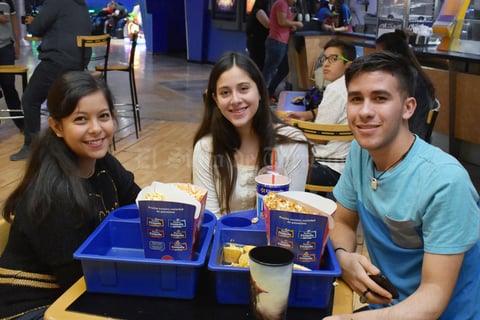 24112017 EN EL CINE.  Mónica, Rebeca y Alan.