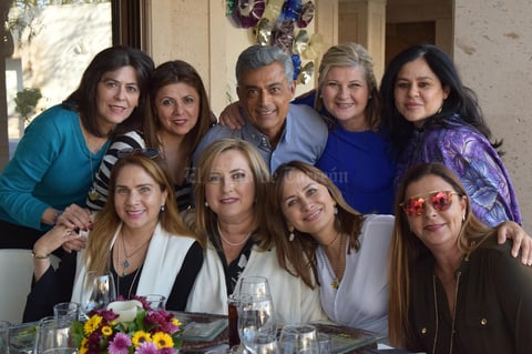 El cumpleañero con algunas de sus amigas