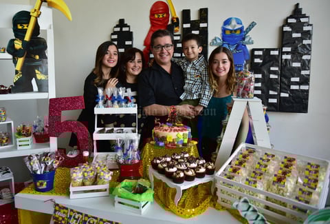 Jesús Ignacio con sus papás, Ignacio y Claudia, y sus hermanas, Claudia y Dany