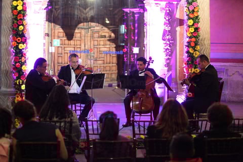 Efraín De Luna Solís (Violín I), José Luis Andrade Ramírez (Violín II), Juan Enrique De Luna Solis (Viola) y José Alfonso Santacruz de la O (Violoncello) interpretaron temas populares del folclor mexicano que se han mantenido por generaciones en el gusto del público.