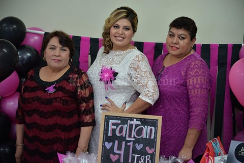 25112017 Acompañan a la futura novia.