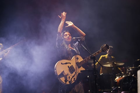 Mon canta 'Amárrame' al lado de Juanes y da nombre a esta gira que la ha llevado gran parte de la República Mexicana.