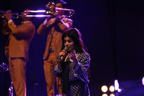 'Ana', 'Si tú me quisieras' y 'Primaveral' abrieron el concierto cerca de las 10:15 PM.