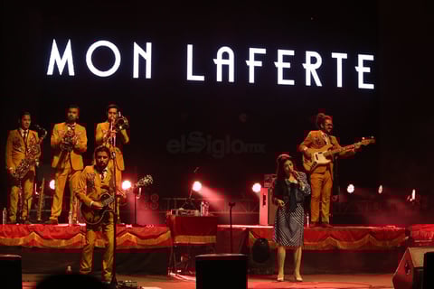 Mon Laferte eligió una fría noche de noviembre para presentarse por primera vez en la Velaria de la Fenadu.