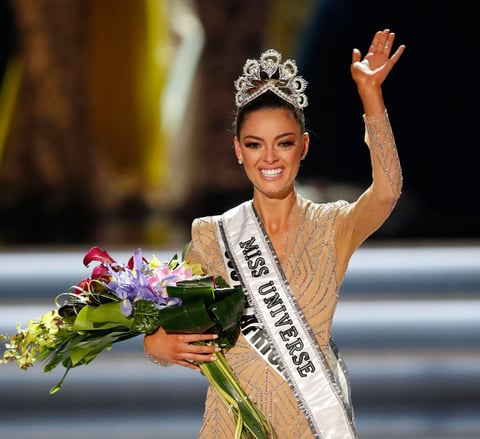 "Una Miss Universo debe estar segura de sí misma, Miss Universo es una mujer que ha superado muchos miedos y ha podido ayudar a otras mujeres a superar sus miedos", dijo al responder cuál de sus cualidades es la que más le enorgullece y cómo la usaría como Miss Universo. "Es una mujer a la que le puedes pedir todo y eso es lo que soy".