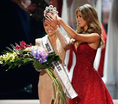 La joven natural de Sedgefield recibió la corona de la francesa Iris Mittenaere, que ganó el título de Miss Universo de 2016.