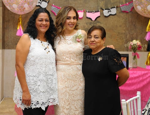 26112017 POR CASARSE.  Sarahí Pérez Escandón con su mamá, Sandra Escandón, y su suegra, Rosy de Ovalle.