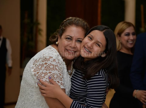 26112017 FELICES.  Martha con su nieta, Ana Pámanes.