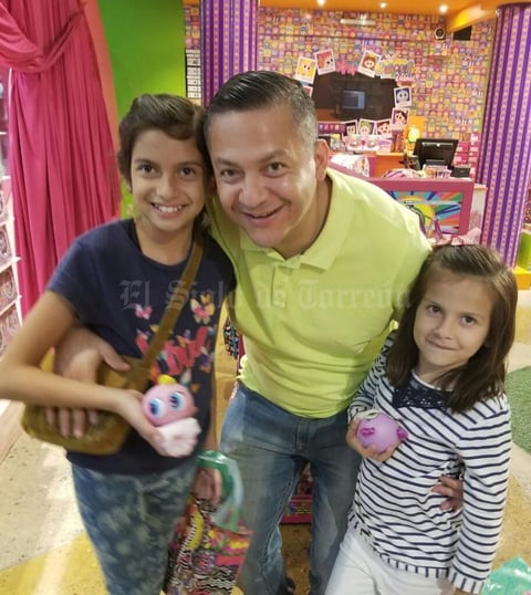 26112017 La festejada en compañía de su papá y hermana disfrutando de gratos momentos.