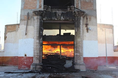 El fuego se expandió por la madera que se utiliza para la cimbra, generando llamas de gran magnitud.