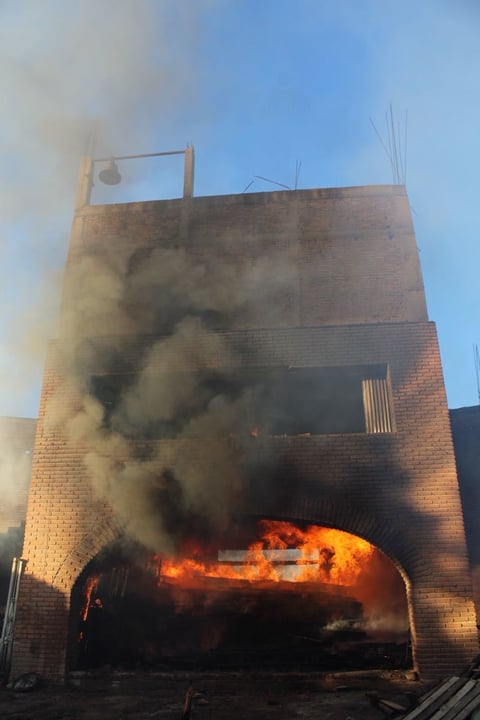 La iglesia que aún se encontraba en construcción, ardió rápidamente.