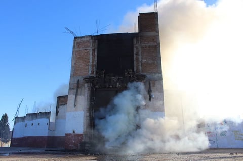 Elementos del cuerpo de bomberos de la Dirección Municipal de Protección Civil se trasladaron a la calle Miguel A. Barraza del citado asentamiento, donde ubicaron un incendio al interior del recinto eclesiástico.