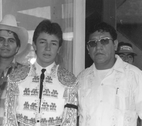 26112017 Torero Miguel Espinoza “Armillita” y aficionado
Rodolfo Álvarez en 1979.