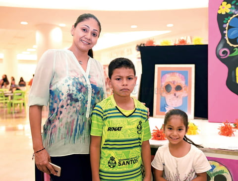 28112017 ADMIRAN EXPOSICIóN.  Adriana, Christian y Valentina.