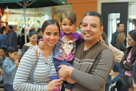 28112017 EN FAMILIA.  Sofía, Vanessa y Daniel.