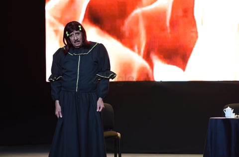 Al final del espectáculo; Benito, César y Manuel aparecieron vestidos de mujer. Se hicieron llamar "Las libertadoras" y lanzaron a la gente esta pregunta: "¿Si Peña nos llevó al despeñadero, entonces a dónde nos llevaría Meade?".