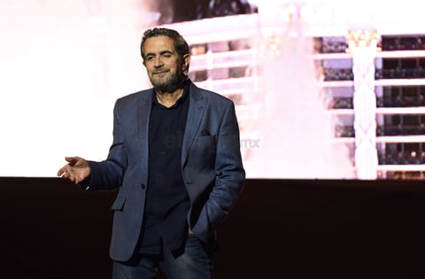 Manuel "Flaco" Ibáñez apareció en el entarimado. Con su peculiar sentido del humor contó cómo conoció Las Vegas junto a su esposa, no sin antes pedirle a los laguneros que pensaran muy bien por quién votarán en 2018.