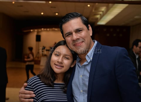 30112017 EN FAMILIA.  Ana con su papá, Claudio Pámanes.