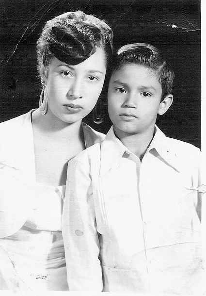 03122017 Magdalena de la O de Bush radicada en Tennessee, USA,
y su hermano, C.P. Juan Alberto de la O, en 1953.